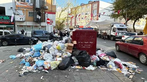 CHP'li belediyeler çöp toplamaktan aciz: Beşiktaş’tan sonra şimdi de Kartal’da çöp krizi