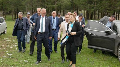 Tacizci belediye başkanına destek veren CHP'li Milletvekili Elvan Işık Gezmiş mağdur aileye baskı yapmış
