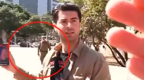 Terör devleti İsrail’in askerleri CNN TÜRK ekibini Tel Aviv’de gözaltına aldı