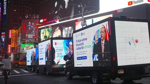 Başkan Erdoğan’ın barış ve adalet mesajları Times Meydanı’nda 