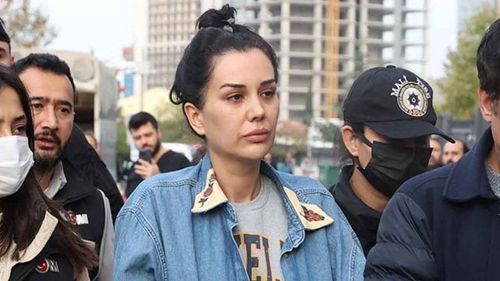 Daha önce kara para aklamaktan tutuklanan Dilan Polat’a cumhurbaşkanına hakaretten gözaltı 