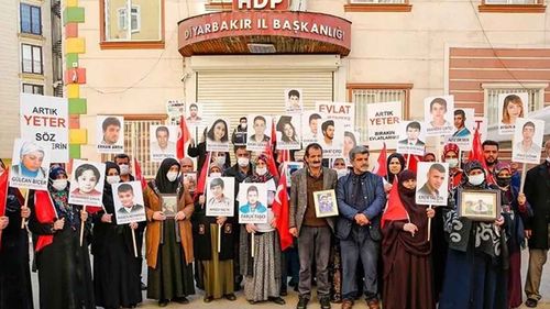 Evlat nöbeti tutan anneler: Terörsüz Türkiye sürecinin başlaması hepimiz için büyük bir umut oldu