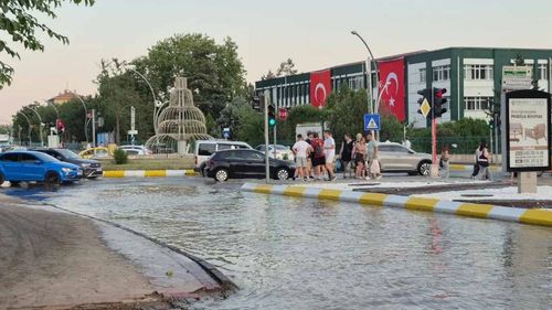 Edirne'de içme suyu hattı yine patladı: Vatandaş belediyeye isyan etti