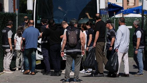Ege Üniversitesi’ndeki yolsuzluk soruşturmasında 150 araç ve 49 taşınmaza el konuldu