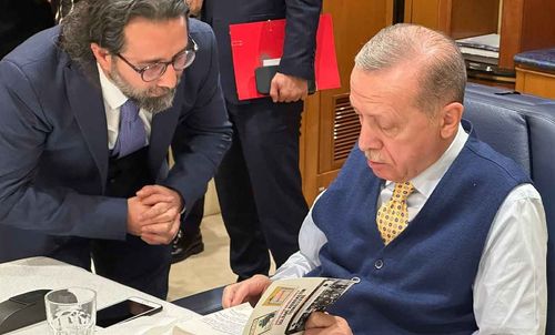 Kâzım Albayrak'ın Gölge’den Akıncı Güç’e İslâmî Hareketin Temelleri isimli eseri Cumhurbaşkanı Erdoğan'a takdim edildi