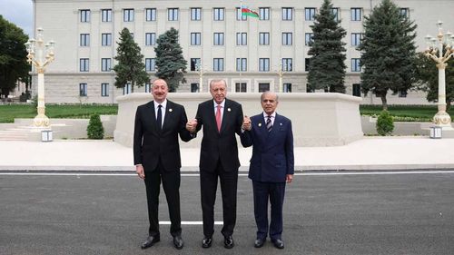 Cumhurbaşkanı Erdoğan, Azerbaycan Cumhurbaşkanı Aliyev ve Pakistan Başbakanı Şerif ile hatıra fotoğrafı çektirdi