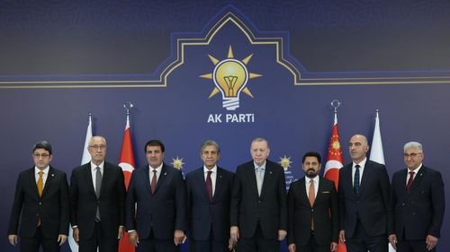 7 belediye başkanı daha AK Parti’ye katıldı: Erdoğan rozetlerini taktı