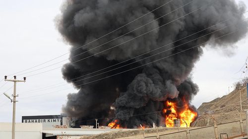 Kimya fabrikasında yangın: Ekipler müdahale ediyor