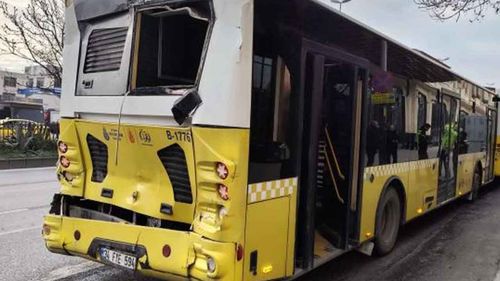 Fatih’te 3 İETT otobüsü durağa yanaşırken kaza yaptı