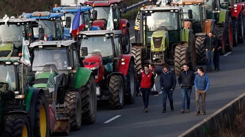 Fransa'da çiftçiler traktörlerle başkent Paris'e girdiler