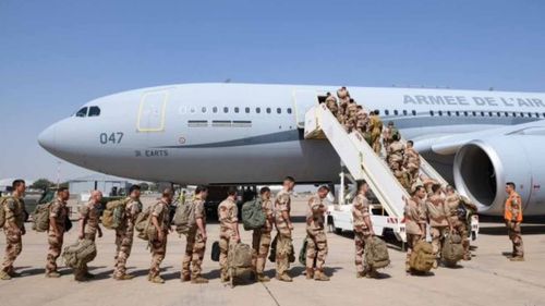 Fransa, Senegal'deki üslerini yetkililere teslim etti