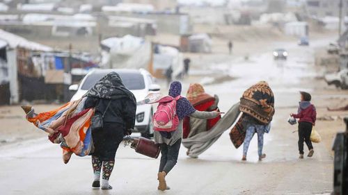 Gazze'de kötü hava şartları ve İsrail'in mezalimleri sebebiyle yüz binlerce Filistinli zor şartlar altında