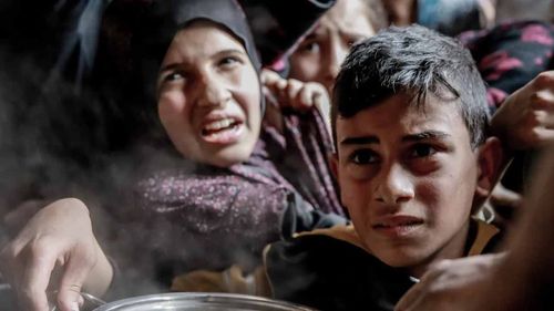Gazze’de son 24 saatte ikisi çocuk 5 Filistinli açlıktan şehit oldu