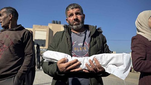 Terör devleti İsrail’in yerle yeksan ettiği Gazze’de bir bebek daha soğuktan şehit oldu