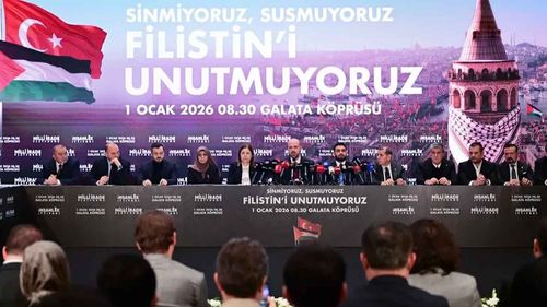 Galata Köprüsü’nde Gazze için büyük yürüyüş: Sinmiyoruz, susmuyoruz, Filistin’i unutmuyoruz