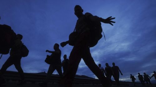 ABD, güney sınırındaki göçmenleri gözaltına almaya başladı