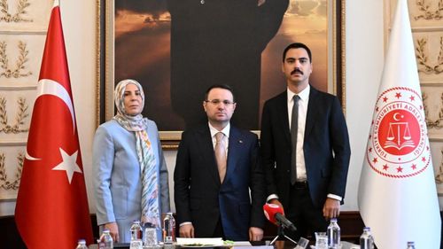 Bakan Gürlek, Muhsin Yazıcıoğlu'nun ailesini kabul etti
