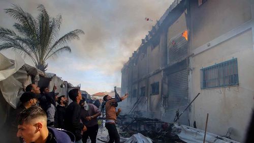 Terörist İsrail ordusu Han Yunus’u topçu atışıyla vurdu