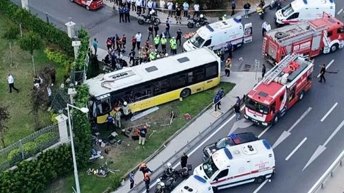 Zeytinburnu'ndaki İETT kazasında ilk gözaltı: Otomobil sürücüsü adliyeye sevk edildi