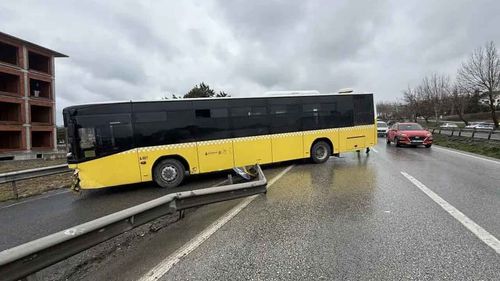 Büyükçekmece'de bir İETT otobüsü bariyere çarpıp yoldan çıktı: 5 kişi yaralı