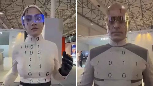 İran’da fuardaki 'robot'lar makyajlı insanlar çıktı!