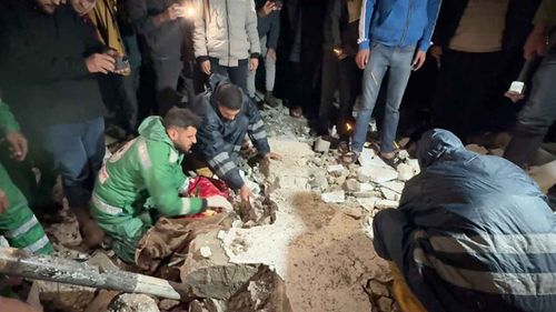 Gazze’de İsrail’in vurduğu binalar çöktü: 4 Filistinli şehit oldu