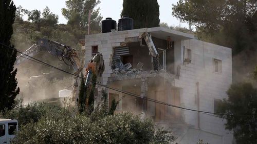 İşgalci İsrail ordusu Gazze’nin güney ve kuzeyinde haneleri yıkmaya devam ediyor