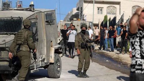 İşgalci İsrail ordusu Nablus’ta 70’den fazla Filistinliyi gözaltına aldı