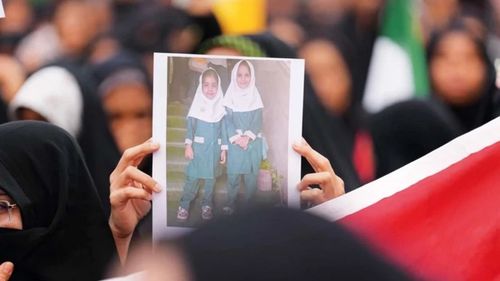 ABD ile İsrail'in ortak saldırısında vurulan okulda ölen 165 çocuk defnedildi