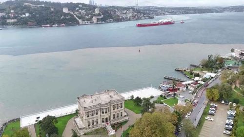 İstanbul Boğazı çamurla kaplandı: Deniz iki renge büründü