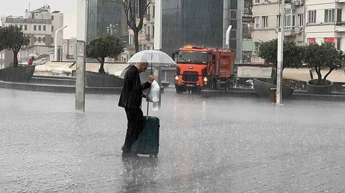 İstanbul'da sağanak etkili oldu: Yollar göle döndü