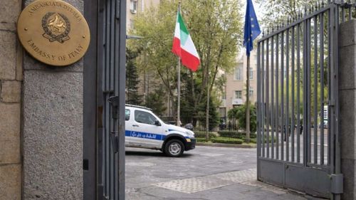 İtalya Tahran'daki büyükelçiliğini geçici olarak kapattı