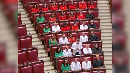 İtalya’da muhalefet vekilleri, Filistin bayrağının renklerini taşıyan kıyafetlerle mecliste