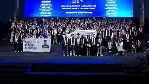 İTÜ mezuniyetinde bir grup öğrenci ayetin yazılı olduğu pankartı kapattı