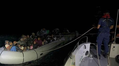 İzmir açıklarında 43 düzensiz göçmen yakalandı