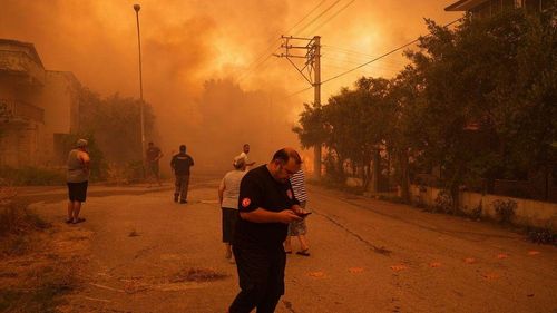 İzmir Valisi Elban: Yangınlar elektrik hatlarından kaynaklı olarak çıktı 