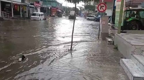 İzmir’de sağanak yağış cadde ve sokakları göle çevirdi
