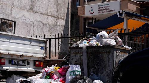 CHP’nin yönettiği İzmir’de çöp krizi: Sokaklar kokuyor