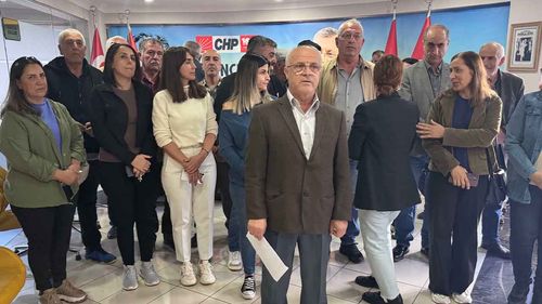 CHP Tunceli İl Başkanı Kemal Özcan ve yöneticileri, parti binasını kapatıp eyleme başladı