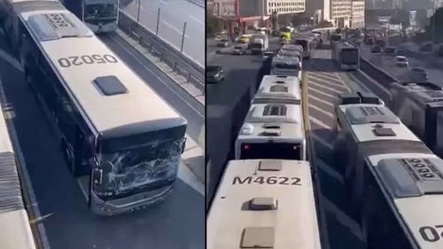 Küçükçekmece'de iki metrobüs çarpıştı