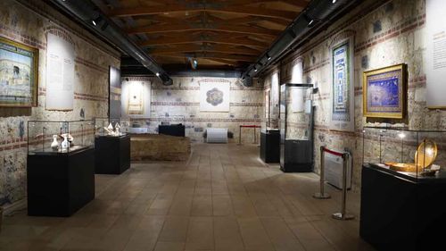 Osmanlı Sultanlarının Sevdası: Kutsal Emanetler sergisi Rami Kütüphanesi’nde