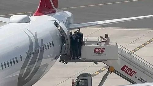 Leman Dergisi yazı işleri müdürü havalimanında gözaltına alındı