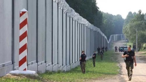 Letonya, Belarus sınırını geçişlere kapadı