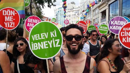 LGBT destekçisi Mabel Perperişan şarkısı sebebiyle hakim karşısına çıktı