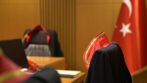 İzmir'de rüşvet davasında iki adliye personeline 2 yıl 6 ay hapis cezası verildi