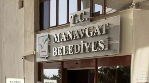 CHP, Manavgat Belediyesinin yeni ve eski başkanlarının üyeliklerini askıya aldı