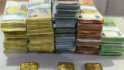 CHP'li Manavgat Belediyesi’ne yönelik büyük yolsuzluk operasyonunda, depoda gizlenmiş halde altın ve yüklü miktarda döviz ele geçirildi