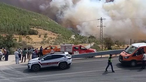 Mersin ve Hatay’daki orman yangınlarına müdahale sürüyor