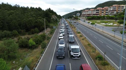 Muğla yollarında bayram yoğunluğu: 22 kilometrelik araç kuyruğu oluştu