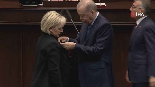 CHP'den istifa eden Nimet Özdemir AK Parti'ye katıldı